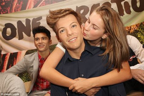 One Direction Wax Figures Arrive In Blackpool To Screaming Fans Crying