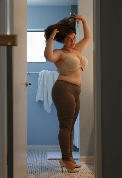 moti gand pic of a model showing nangi big boobs