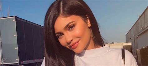 la hija de kylie jenner se toma de las redes sociales y derrite con su