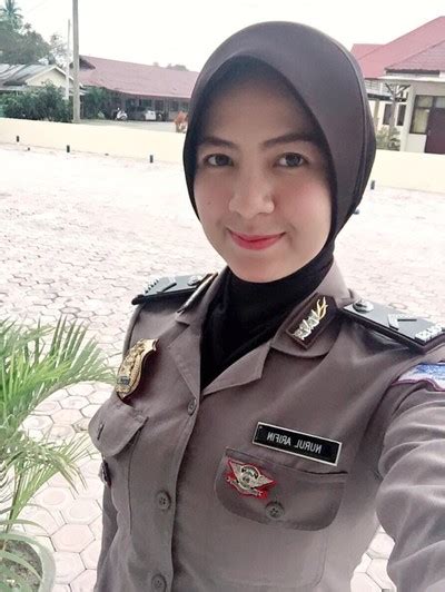 Foto Manisnya Nurul Arifin Polwan Berhijab Aceh Populer Di Instagram