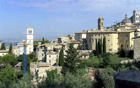 file view of assisi in umbria italy wikimedia commons