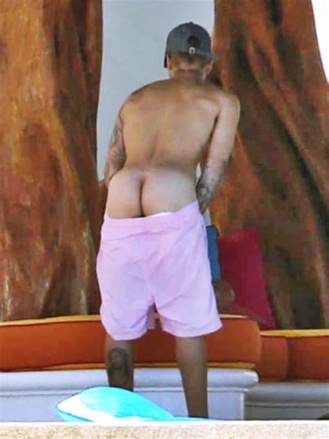 omg his butt uhgain justin bieber continues to show off his ass to the entire planet omg