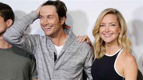 kate hudson and oliver hudson s dad disowns them dead to