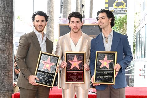 jonas brothers kuendigen  album bei der hollywood walk  fame