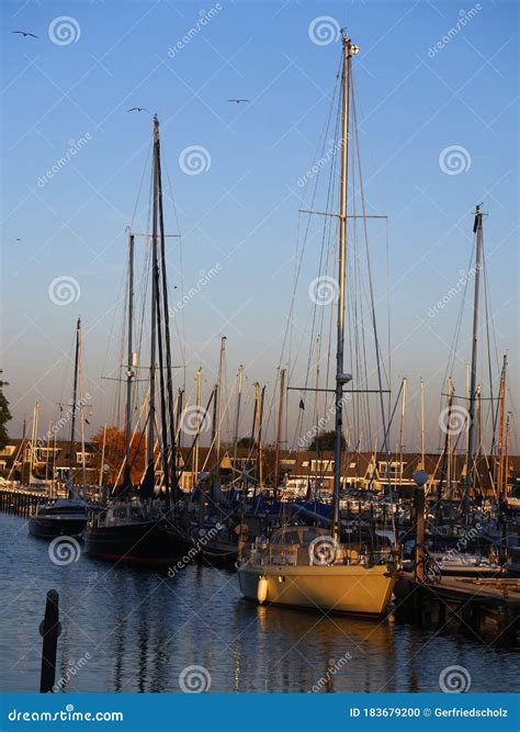 puerto bonshaven al atardecer  vistas  los jetys  yates amarrados imagen editorial