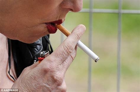 australian smokers  die  years early daily mail