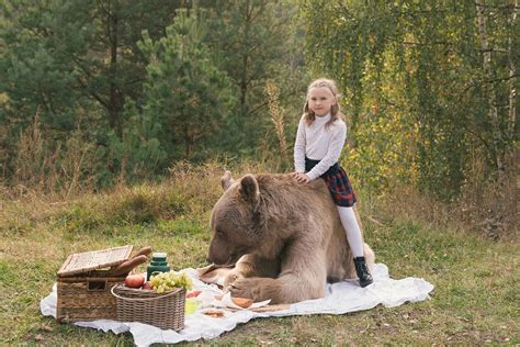l ours stepan joue les modèles pour la photographe olga