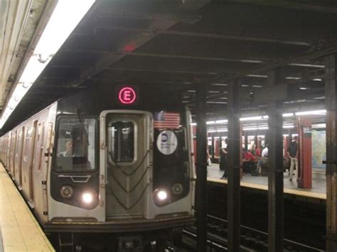 Disabled E Train Traps Nyc Subway Riders Causes Ripple Of Delays