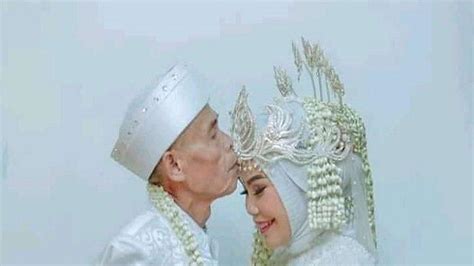 Foto Pernikahan Kakek 71 Tahun Di Subang Dengan Gadis 18 Tahun Cium