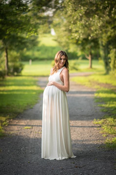 What To Wear To A Maternity Photo Shoot — Four Threads