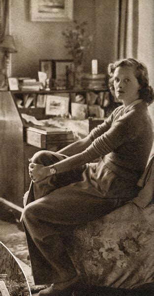 daphne du maurier at their cornish home menabilly