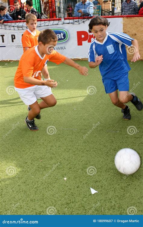 het voetbal van kinderen redactionele fotografie image  gras