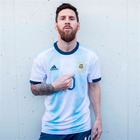 la presentó messi así es la nueva camiseta de la selección argentina