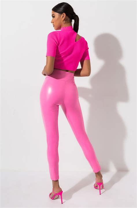 all star vinyl pants leder leggings pinkes outfit frauen in leggings