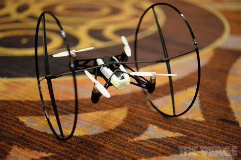 parrot presenta due nuovi prodotti robotici parrot mini drone  parrot jumping sumo ces
