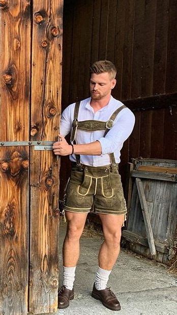 german man looking hot in his lederhosen männer kleidung trachten