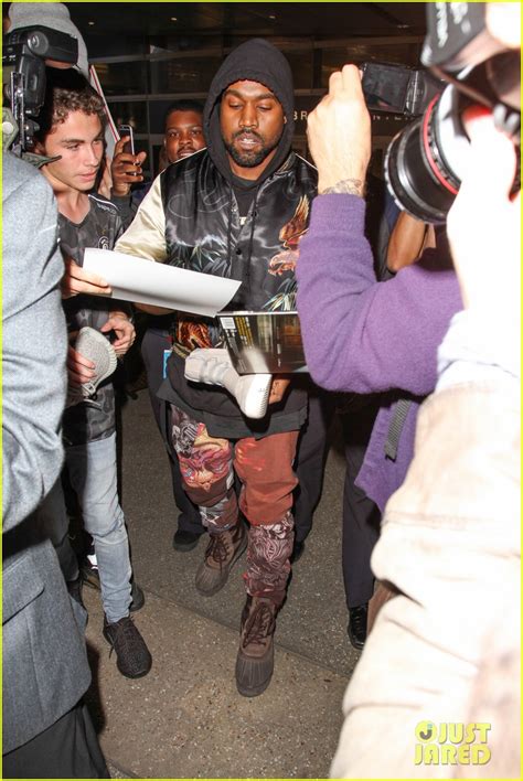 Photo Kanye West Breaks Up Paparazzi Fight At Lax 03 Photo 3584073
