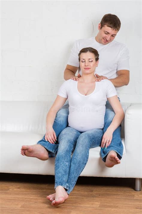 zwangere vrouw bij prenatale massage stock foto image  mooi therapeutisch