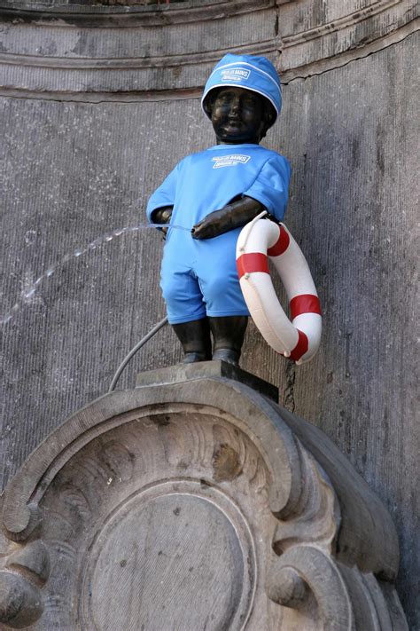 12 manneken pis outfits that will make you smile