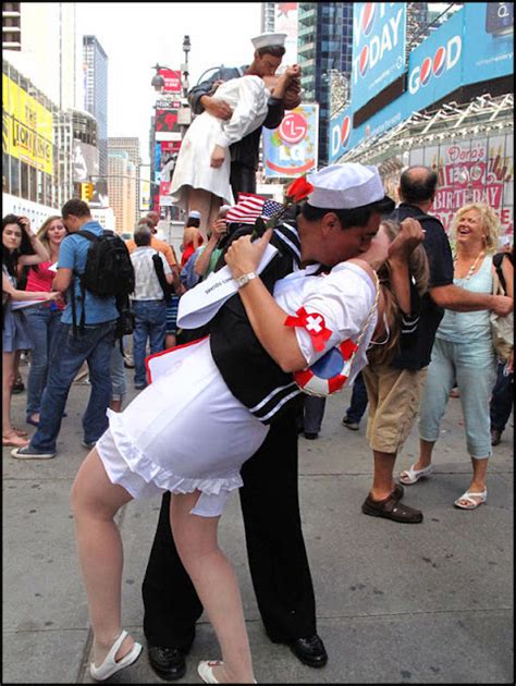 Times Square Kiss In Commemorates V J Day ~ Kuriositas