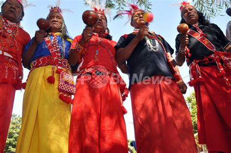 パラグアイの先住民族マカ人、民族衣装で定住24周年祝う 写真5枚 国際ニュース：afpbb News
