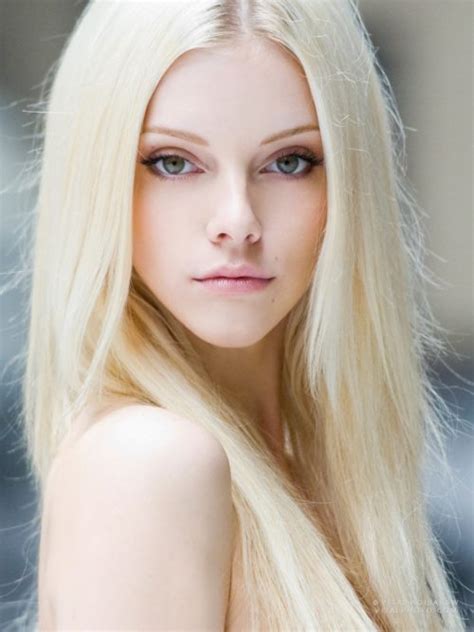 Get A Platinum Blonde Hair Color Dye To Look Seductive