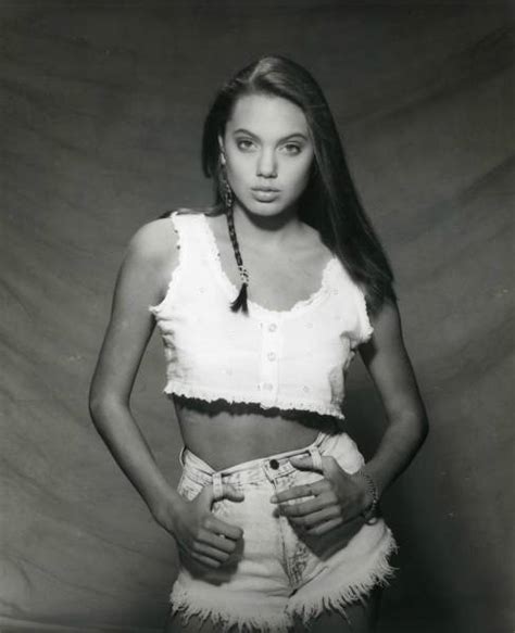 les photos du premier shooting photo d angelina jolie lorsqu elle avait 15 ans