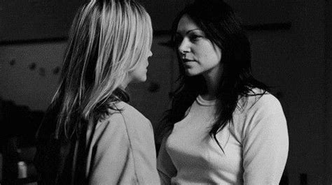 kiss chapman and vause orange is the new black bisexual girls girls