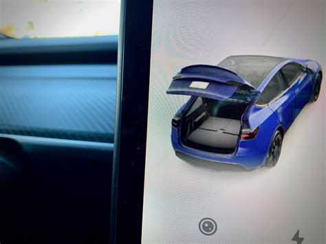 Tesla Model Y 7-seat config: Front-facing third row