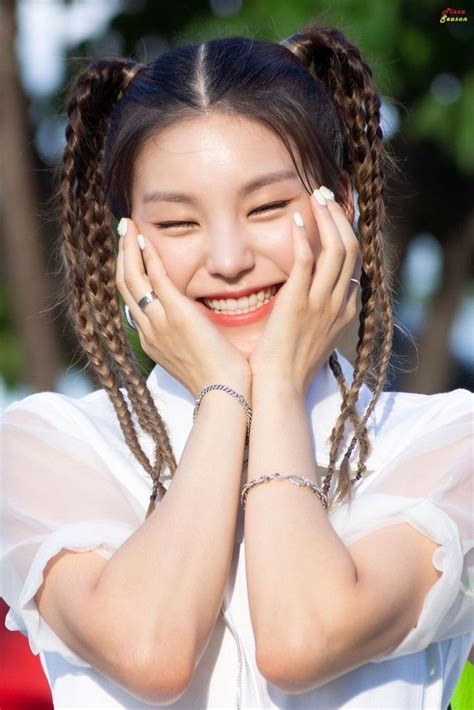 Pin By 𝘓𝘦𝘴𝘺𝘦𝘶𝘹𝘥𝘦𝘯𝘪𝘯𝘪 On Itzy Yeji Itzy Hair Styles Girl