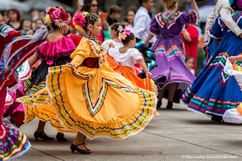 hundreds gather downtown  celebrate mexican american culture