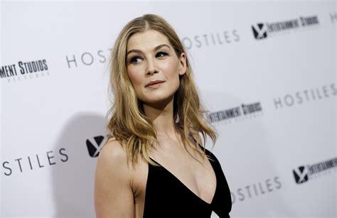 rosamund pike says james bond shouldn t be female indiewire