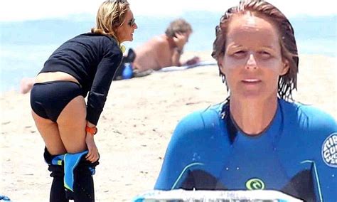 Helen Hunt 50 Shows Her Bodyboarding Skills Don T Exist On Land As