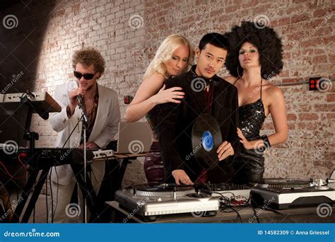 de partij van de muziek van de disco van jaren  stock afbeelding image  groepen mannetje