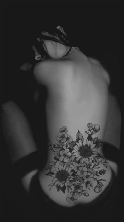 25 Cute Lower Back Flower Tattoos For Girls – Entertainmentmesh