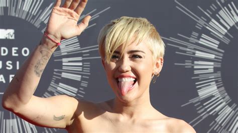 Miley Cyrus Allows Fans To Touch Private Parts On Stage Netloid™