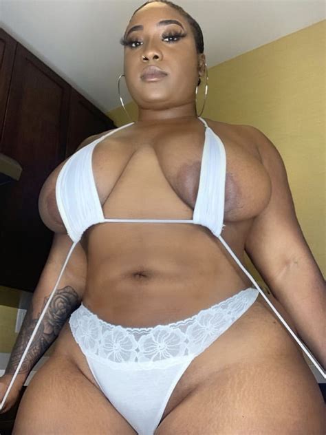 Busty Black Mama 385 Bilder