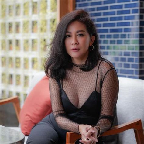 3 Potret Seksi Tante Atien Pakai Baju Jaring Jaring Jadi Mau Nangkep