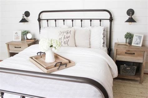 60 Romantic Rustic Farmhouse Master Bedroom Decorating