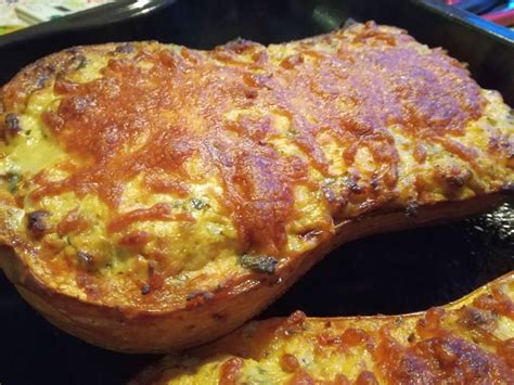 gefuellter butternut kuerbis mit kraeuterkaese aus dem ofen