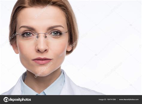 Hermosa Doctora Con Gafas Aisladas Blanco — Foto De Stock