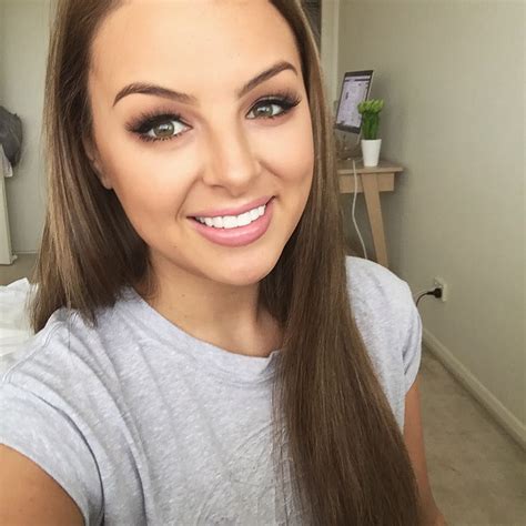 Brittney Saunders 47 Sexy Youtubers