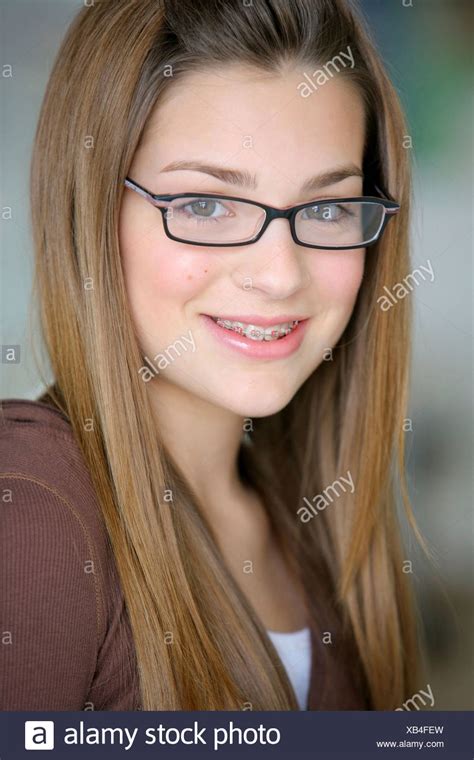 Junges Mädchen Mit Brille Und Zahnspange Stockfotografie