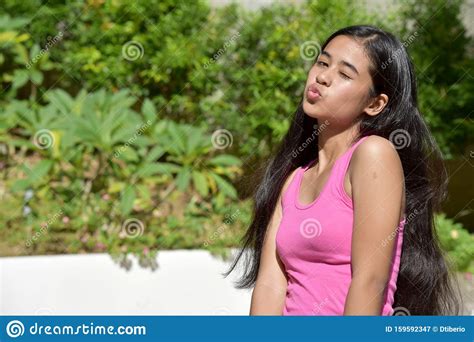 En Winking Filipina Teen Girl Fotografering För Bildbyråer