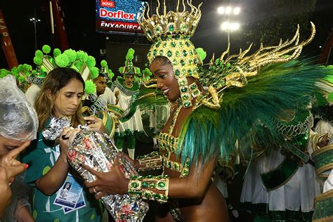 carnaval  iza deixa corpao  mostra durante desfile ofuxico