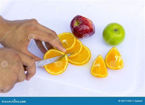 het snijden van het oranje fruit stock afbeelding image  achtergrond besnoeiing