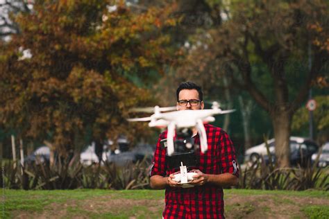 man flying drone del colaborador de stocksy ohlamour studio stocksy