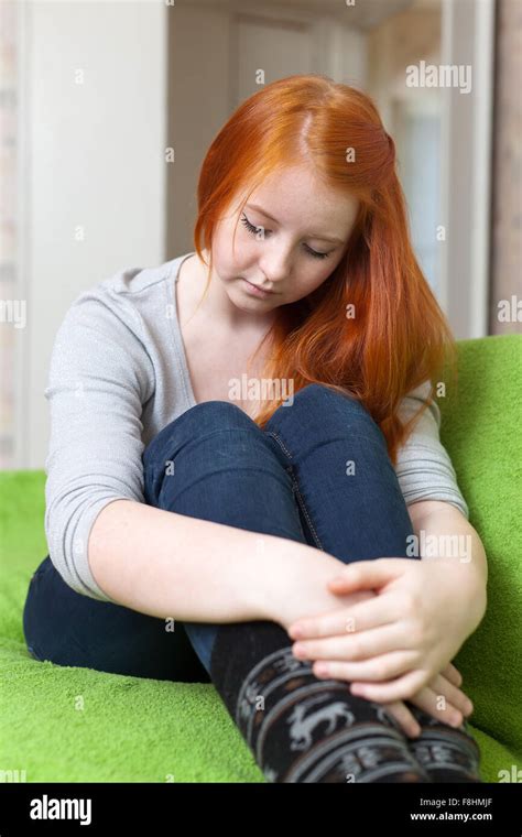 Weinende Rothaarige Einsamer Teenager Mädchen Zu Hause Auf Sofa