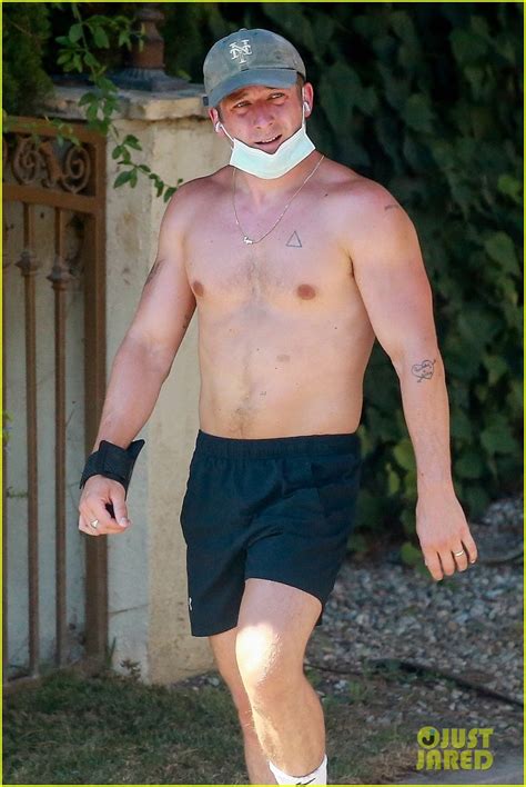 Photo Jeremy Allen White Shirtless Hike Pics 05 Photo 4476371 Just