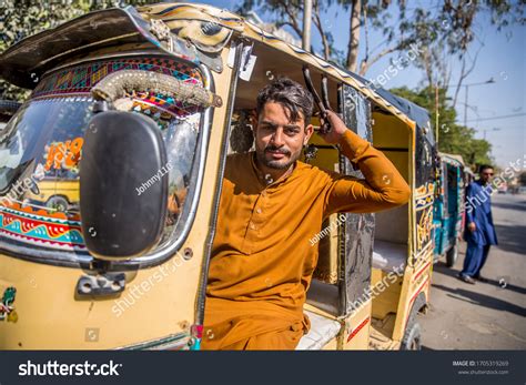 imagenes de rickshaw pakistan imagenes fotos  vectores de stock